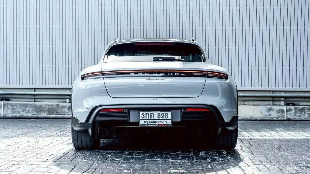 Porsche Taycan Cross Turismo 4 2024 · 7