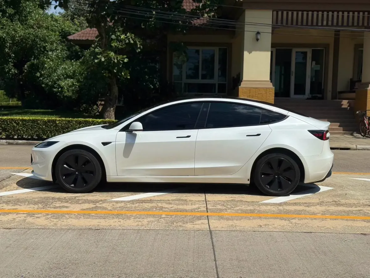 Tesla Model 3 Highland Premium RWD 2024 · 4